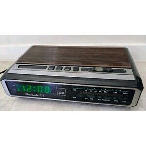 Vintage Realistic Chronomatic-274 Clock Radio FOR PARTS Powers On NO BATTERY COV